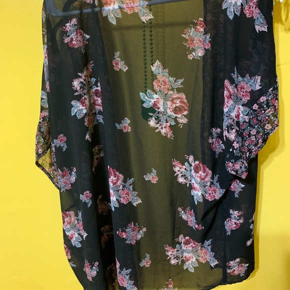 Maurices Black Floral Kimono Size S/M  NWOT - Picture 2 of 5